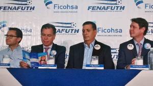 Ejecutivos de Banco Ficohsa junto a los miembros de la Fenafuth, Jorge Salomón y José Ernesto Mejía en la presentación de la boletería. Foto Juan Salgado