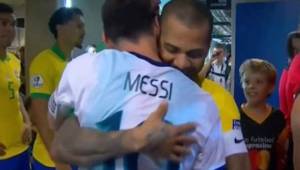 Alves se saludó con un gran abrazo a Messi antes de que iniciar el encuentro por las semifinales de Copa América 2019.