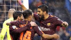 Suárez y Coutinho celebrando una de las anotaciones de Messi.