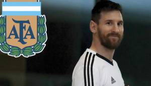 Messi recibe petición especial de hincha brasileño en el entrenamiento de la selección argentina.