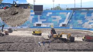 El terreno de juego del estadio Nacional está siendo removido en su totalidad para instalar un nuevo material. (FOTOS: Marvin Salgado).