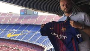 Ryan McLauling posando con la camiseta del Barcelona en el Camp Nou.