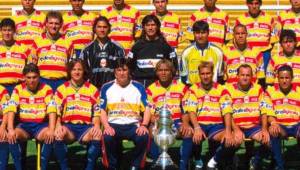 Carlos Pavón (al centro junto a la Copa) con el plantel del Morelia que se coronó campeón por primera y única vez en el fútbol mexicano y que ahora será vendido a otro estado.