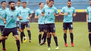 Tim Cahill encabezó el reconocimiento de cancha de Australia en el estadio Olímpico. Foto Delmer Martínez