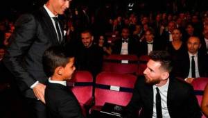Cristiano Ronaldo junto a su hijo se le acercaron a Lionel Messi para saludarlo.