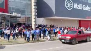 Momentos cuando las personas salían de un famoso centro comercial de San Pedro Sula con pánico tras sentir el terremoto. Foto cortesía