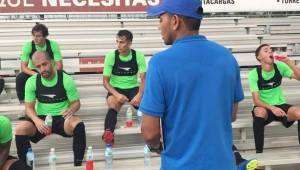 El entrenador hondureño Amado Guevara dando instrucciones a los seleccionados de Puerto Rico que se prepara para enfrentar a Saint Kitts. Foto cortesía