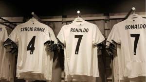 La camisa de Cristiano Ronaldo junto a la de Sergio Ramos en la tienda del Real Madrid en España.