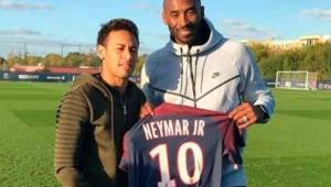 Neymar se tomó una foto con Kobe Bryant.