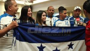 'Honduras, Honduras', llegaron coreando los seguidores hondureños al hotel de la Selección. Fotos Robert Vindas Alvarado