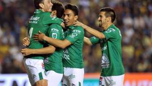 Los jugadores del León festejan el único gol del partido con el que vencieron al América en la ida de las semifinales. Fotos AFP