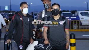 Michael Chirinos, Jorge Álvarez y Brayan Beckeles antes de abordar el vuelo a Miami donde Olimpia dormirá para luego viajar a México. Fotos Neptalí Romero