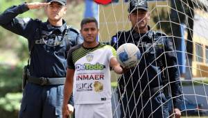 William Moncada destaca no solo por su preparación en la carrera policial, sino que también es integrante del Real de Minas en la Primera División de Honduras. (Fotos: Johny Magallanes)