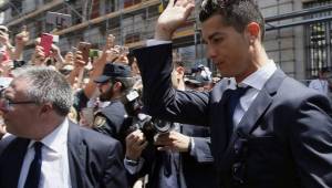 El delantero del Real Madrid, Cristiano Ronaldo, acordó pagar al fisco español más de 16 millones de dólares que defraudó al comercializar sus derechos de imagen.