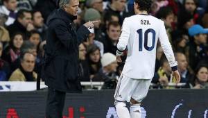 Mourinho junto a Mesut Ozil en su etapa con el Real Madrid.