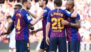 Arturo Vidal es felicitado por sus compañeros tras anotar el 1-0 del Barcelona que acabó duplicando su diferencia gracias a Messi.
