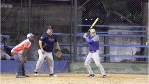 El equipo de Azulejos mantuvieron el invicto este pasado fin de semana en la Liga Slowpitch del Norte en un partido muy disputado. Foto Hondusports.