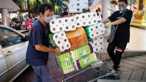 Las personas abarrotaron los supermercados y dejaron vacíos los estantes donde estaba el papel higiénico.