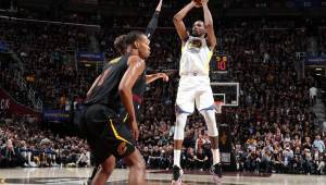 Durant se desbordó aportando también 13 rebotes y superó el el plano individual al astro LeBron James. Foto AFP