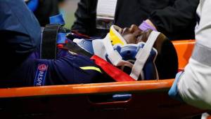 Cuco Martina defeonsor del Everton sufrió una estrepitosa caída que lo dejó inconsciente y siete minutos sin poderse mover.