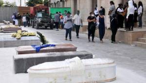 En Guayaquil, Ecuador, los cuerpos de los muertos por el coronavirus están en las calles porque los hospitales y las morgues ya están colapsadas. Fotos cortesía