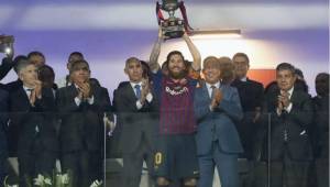 Lionel Messi ya levantó su primer trofeo con la camisa del FC Barcelona como capitán.