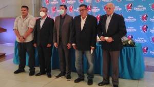 Wilfredo Guzmán, presidente de Liga Nacional, junto a dirigentes y representante de Betcris Honduras en la firma del convenio.