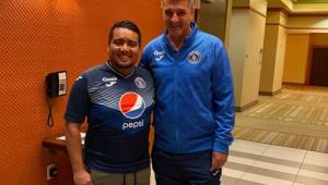 Muchos hondureños han compartido con Diego Vázquez en el hotel. foto: @alberto9730