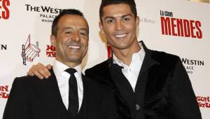 Jorge Mendes junto a Cristiano Ronaldo en un evento.