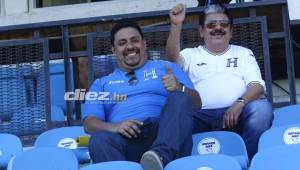 Don Jesús Orellana y su hijo llegaron al estadio Olímpico a ver a la Selección de Honduras. FOTO: Neptalí Romero.