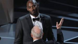 El exjugador de Los Angeles Lakers fue premiado en la gala de los Premios Oscar por su documental 'Dear Basketball'.