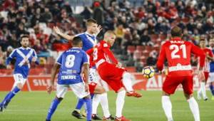 Bryan Acosta jugó los 90 minutos con Tenerife en la derrtota ante Almería. El volante hizo dos remates al marco que llevaron peligro. Foto @Liga123
