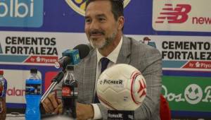 Matosas durante la conferencia de prensa donde fue presentado como nuevo seleccionador costarricense.