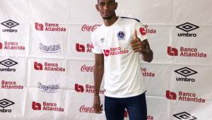 Jerry Bengtson posando con la camisa del Olimpia tras firmar su contrato. Foto @CDOlimpia