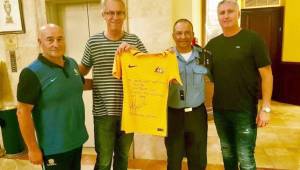 El comisario de la Policía de Honduras junto a los integrantes de la delegación de Australia con la camisa firmada por los jugadores, como gesto de agradecimiento.