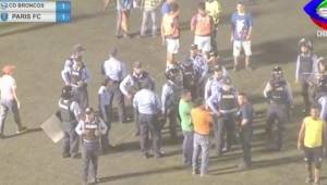 La Policía ingresó a resguardar a los jugadores de los aficionados que ingresaron a la cancha a boicotear el partido de la liguilla de la Liga de Ascenso en Choluteca.