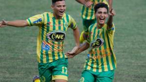 Paulo Pineda (Derecha) celebra uno de sus goles con sus compañero.