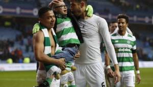 El hondureño Emilio Izaguirre con el pequeño fanático del Celtic que padece Síndrome de Down que tuvo un momento que jamás olvidará. Foto cortesía