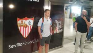 El delantero mexicano Javier 'Chicharito' Hernández cuando llegaba a Sevilla para firmar su contrato por tres años.