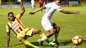 En su intento por despejar el balón, Wilfredo Barahona la terminó metiendo en su propio marco ante Olimpia. Foto DIEZ