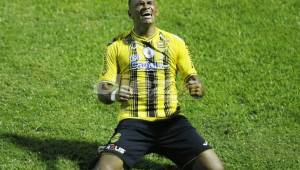 El delantero Rony Martínez celebra el gol que le hizo al Honduras Progreso en el estadio Morazán.