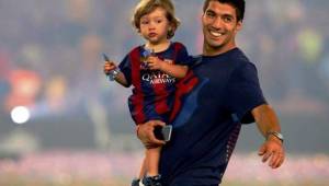 Luis Suárez junto a su hijo Benjamín en el Camp Nou.