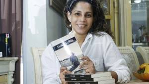 Emy James, esposa de Carlos Pavón, ahora es escritora y ha publicado su primera novela, la que está ya a la venta en Amazon. Fotos Neptalí Romero