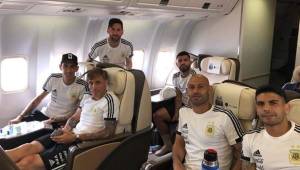 La selección argentina en el avión que los transporta a Rusia. // Foto cortesía Olé.