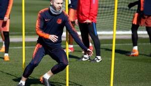 Iniesta entrenó con sus compañeros y podría estar en la vuelta ante el Chelsea.