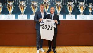 Kroos junto al presidente del Real Madrid, Florentino Pérez, tras renovar con el club.
