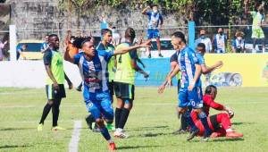 El jugador del Victoria, Kenny Bodden, se levantó de cabeza para marcar el primer gol con el que los ceibeños le pegaron la primera estocada al Olancho FC. Fotos Edgar Witty