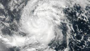 El huracán Irma se fortaleció este martes y se convirtió en categoría 5 con vientos de hasta 281 kilómetros por hora, según datos de una aeronave que sigue el ciclón.
