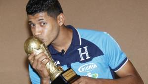 El defensor del Motagua y de la Selección de Honduras, Marcelo Pereira, besa el trofeo que lo catalogó como el jugador novato del año. Fotos Neptalí Romero