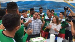 Jugadores de Marathón sorprendieron con un pastel a empleado de Diario Diez.